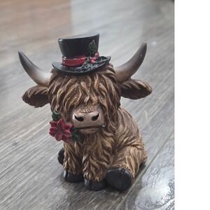 Highland Cow Christmas Figurine Statue with‎ Top Hat, Novelty Collectible Decor